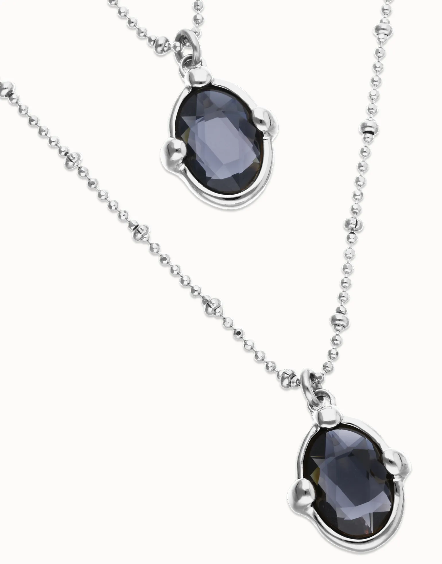 Collar doble bañado en plata con dos cristales facetados ovalados negros