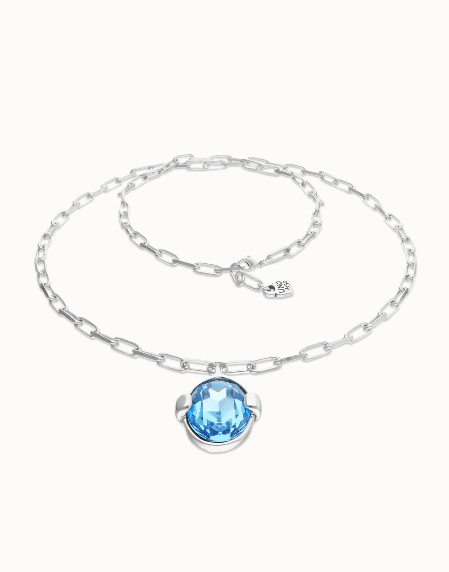 Collar largo bañado en plata con cristal facetado ovalado azul grande