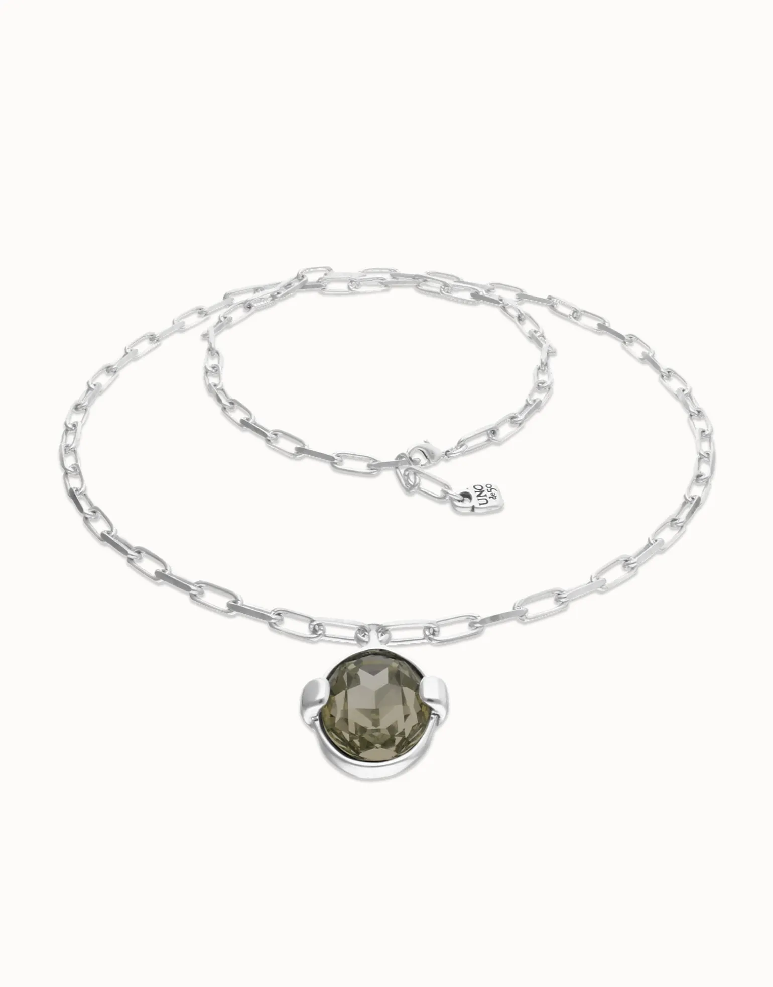 Collar largo bañado en plata con cristal facetado ovalado gris grande