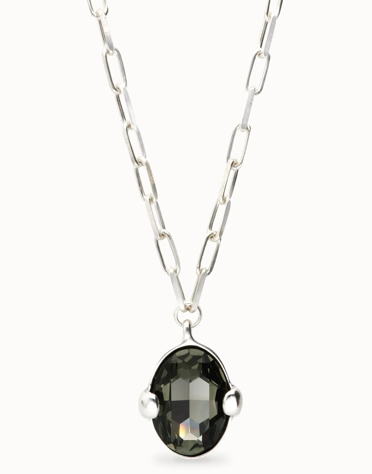Collar largo bañado en plata con cristal facetado ovalado gris grande
