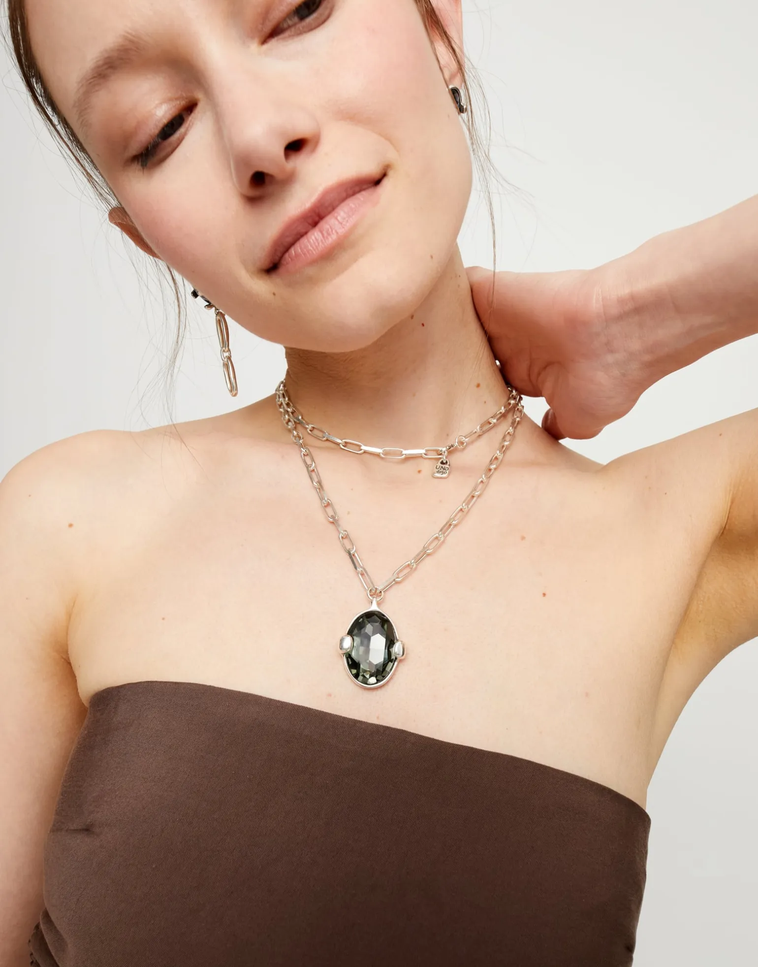 Collar largo bañado en plata con cristal facetado ovalado gris grande