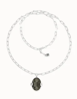 Collar largo bañado en plata con cristal facetado ovalado gris grande