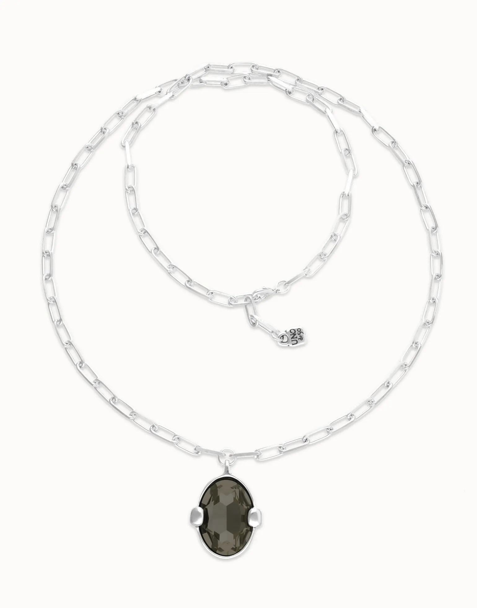 Collar largo bañado en plata con cristal facetado ovalado gris grande
