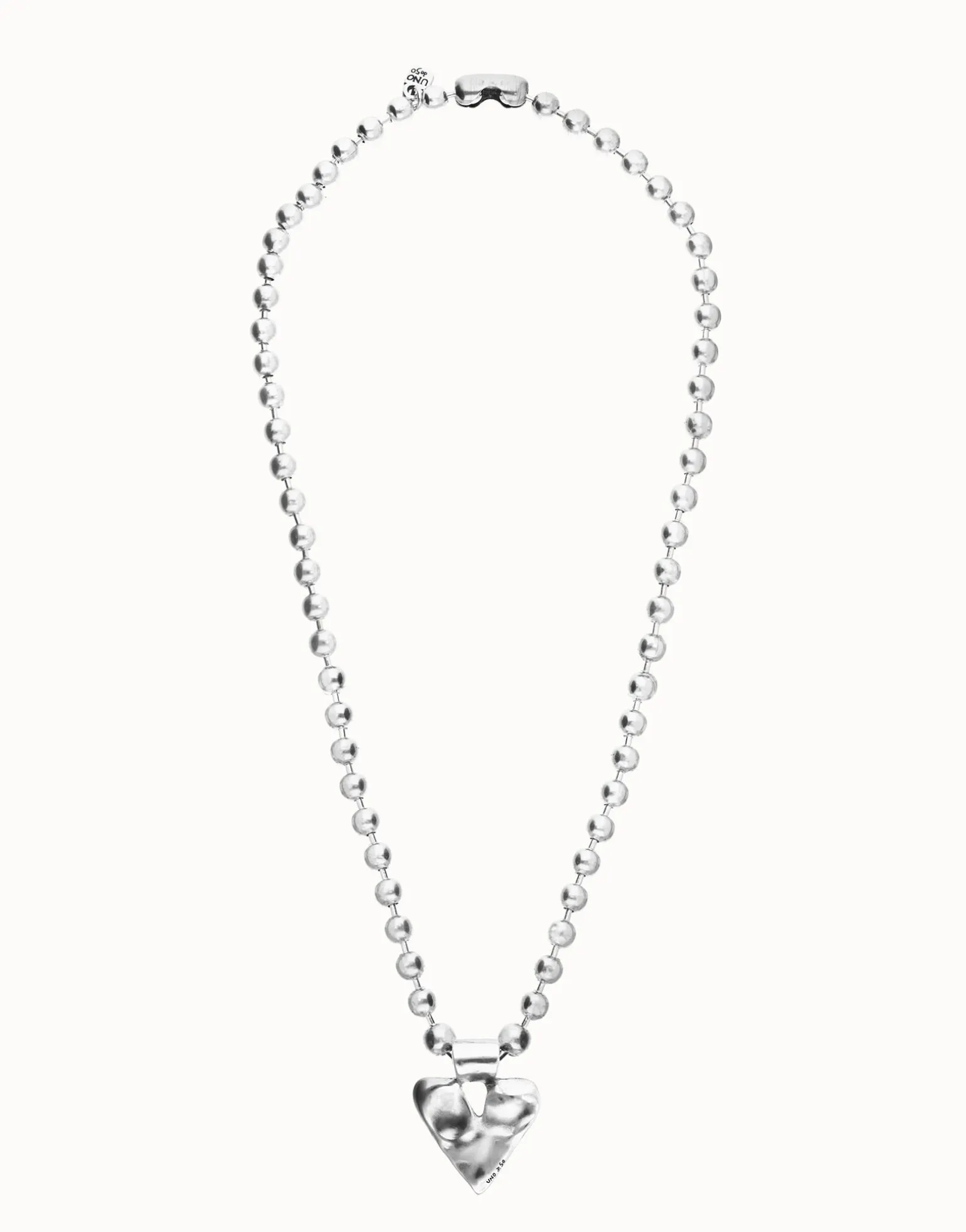 Collar largo con bolas bañado en plata y detalle de corazón