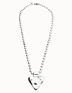 Collar largo con bolas bañado en plata y detalle de corazón