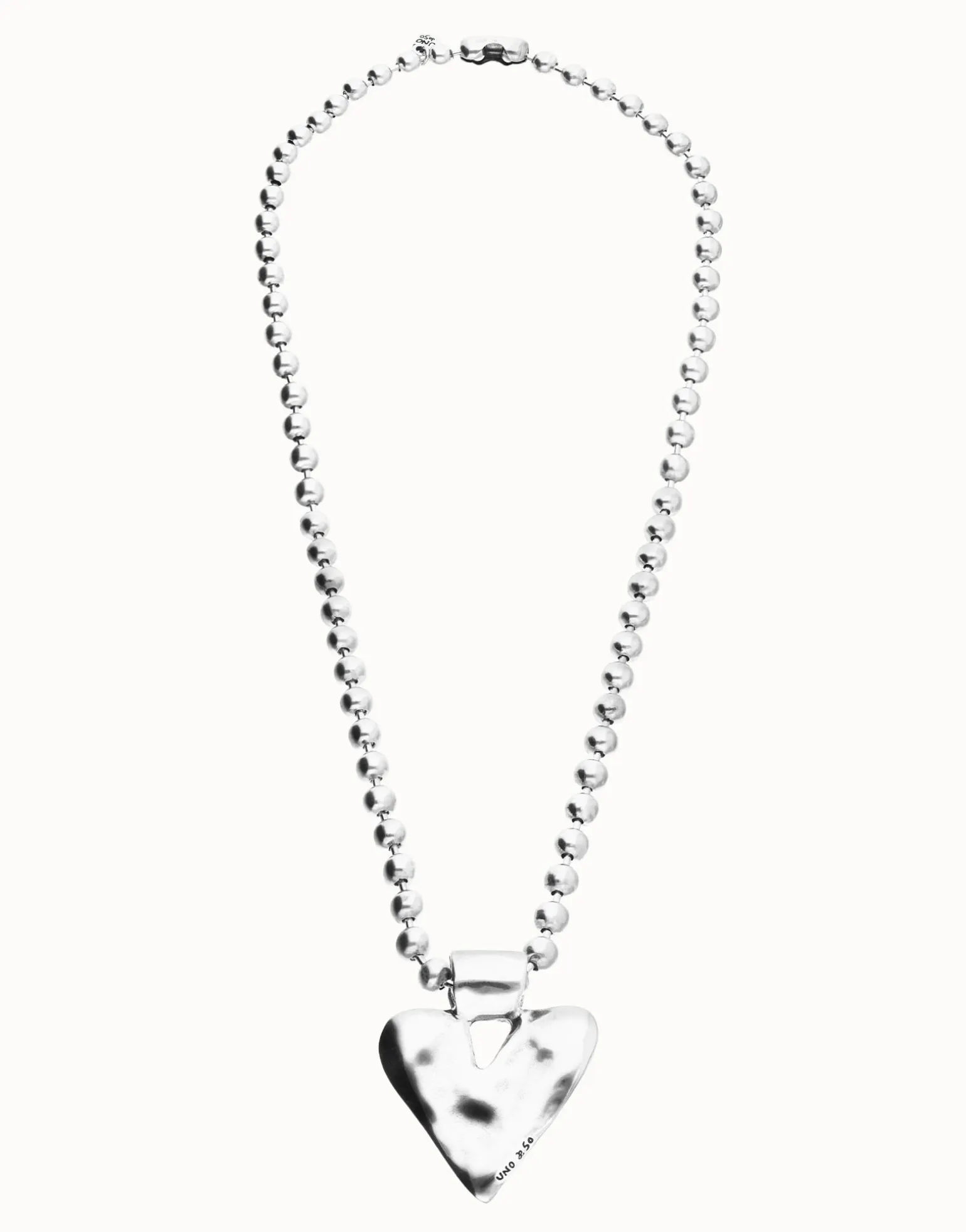 Collar largo con bolas bañado en plata y detalle de corazón