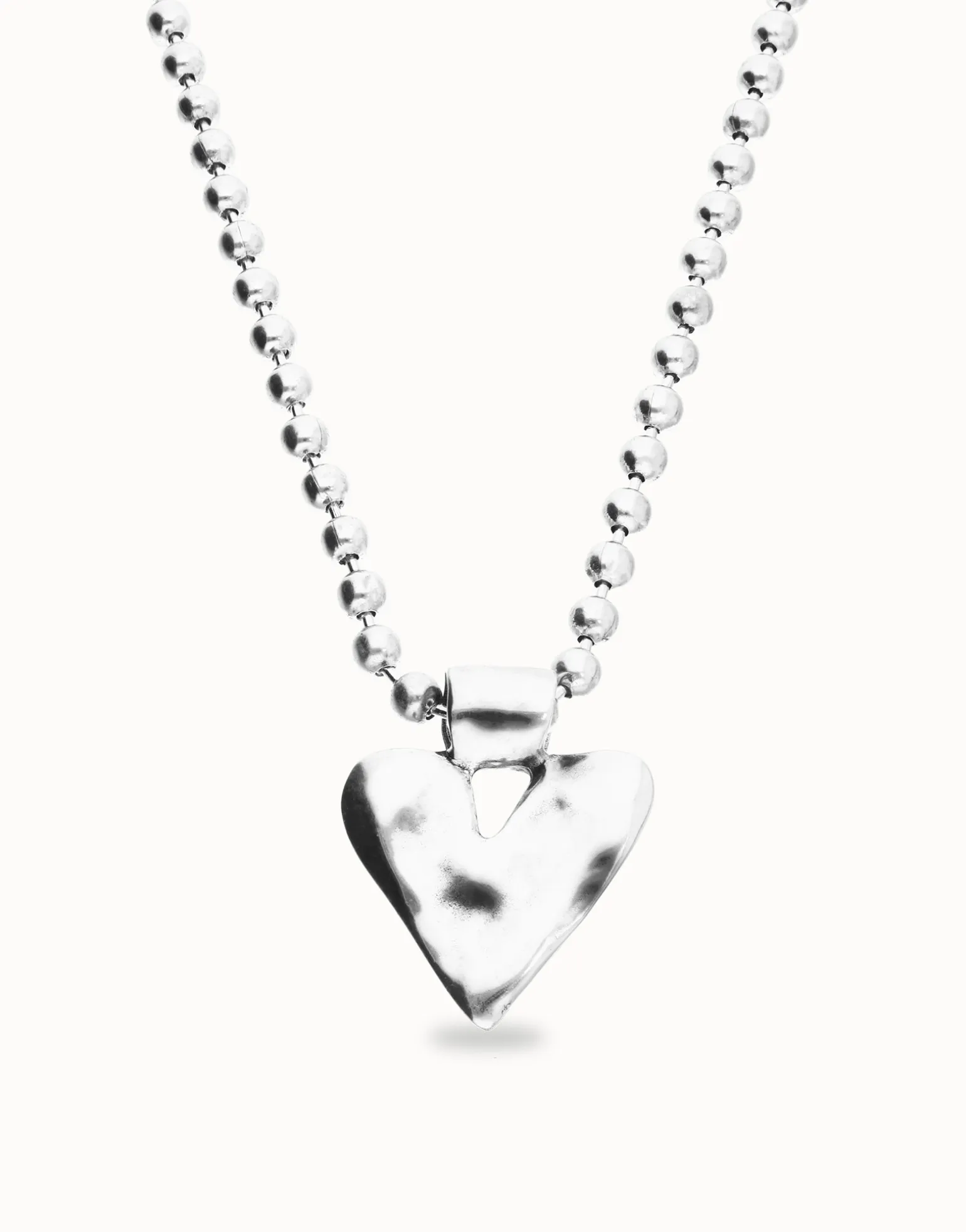 Collar largo con bolas bañado en plata y detalle de corazón