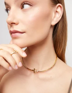 Collar rígido con cierre frontal bañado en oro 18k con topacio blanco