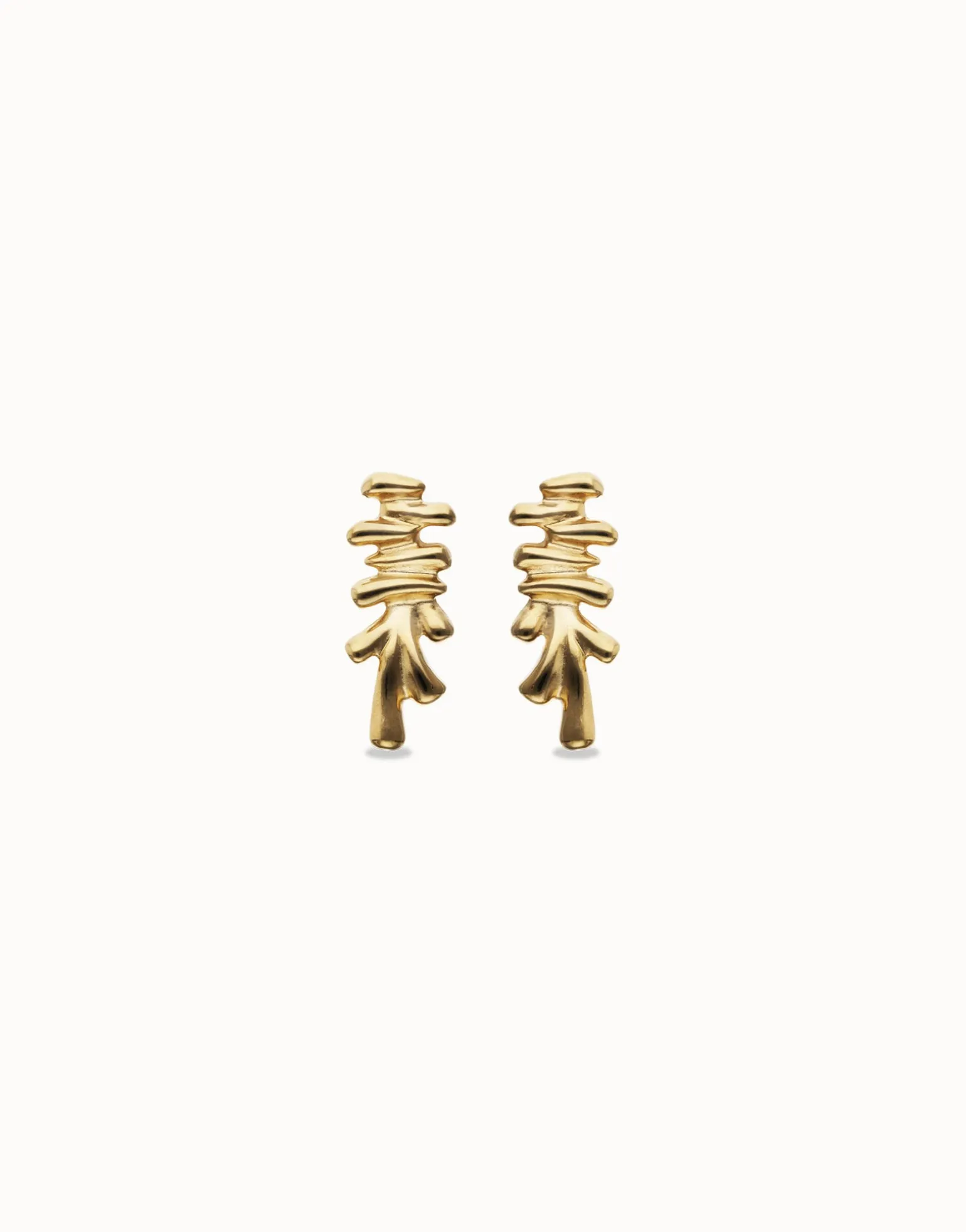 Pendientes alargados bañados en oro 18k y forma irregular