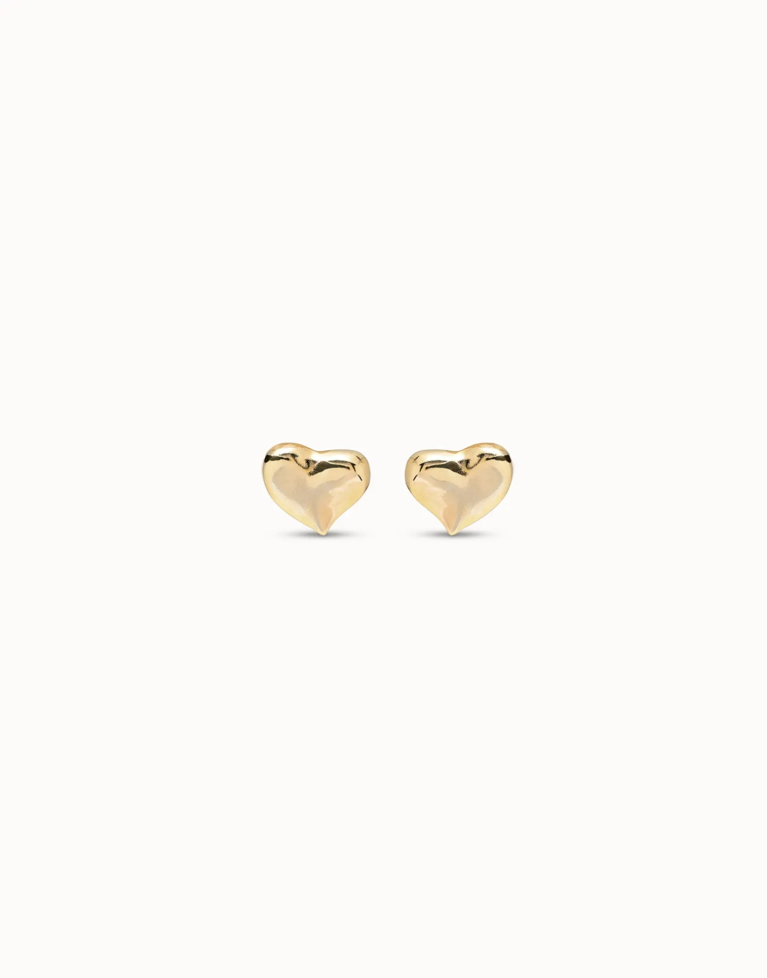 Pendientes bañados en oro de 18k con forma de corazón mediano