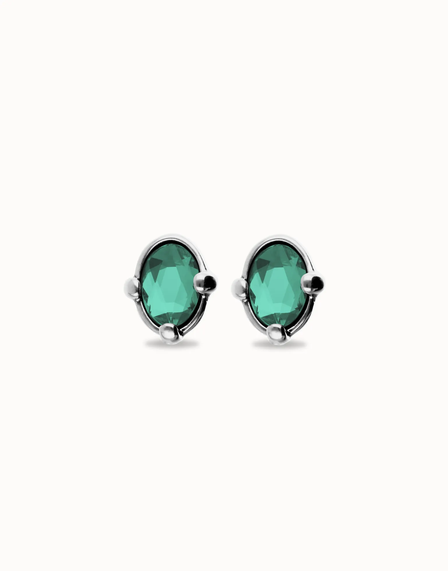 Pendientes bañados en plata con cristal facetado ovalado verde