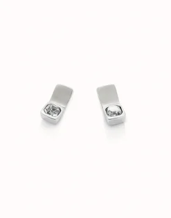 Pendientes bañados en plata de ley con forma rectangular y cristal blanco
