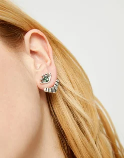 Pendientes bañados en plata en forma de ojo con pestañas y cristal facetado verde
