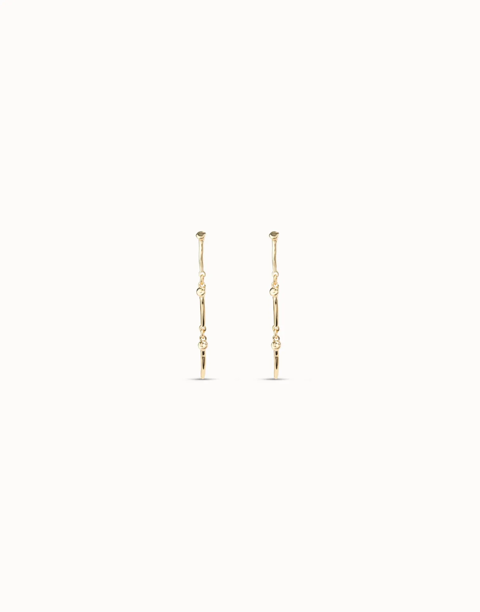 Pendientes largos bañados en oro de 18k con el icónico clavo de UNOde50