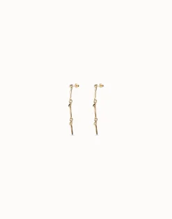 Pendientes largos bañados en oro de 18k con el icónico clavo de UNOde50