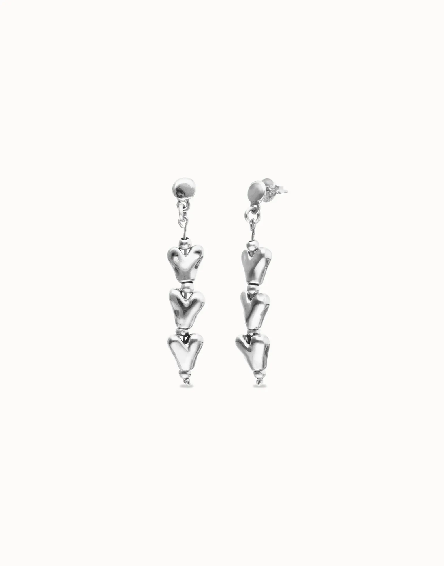 Pendientes largos con corazones encadenados bañados en plata de ley