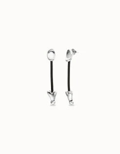 Pendientes largos con cuero y corazones bañados en plata de ley