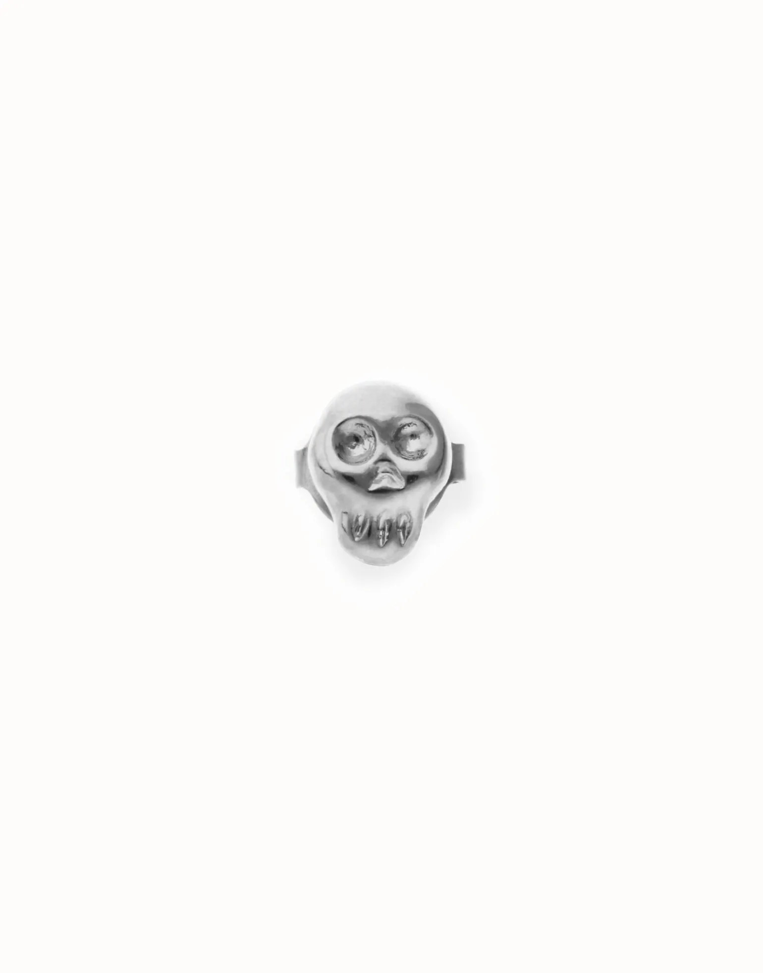 Piercing bañado en plata con forma de calavera