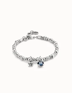 Pulsera bañada en plata de ley con perla y cristal azul.