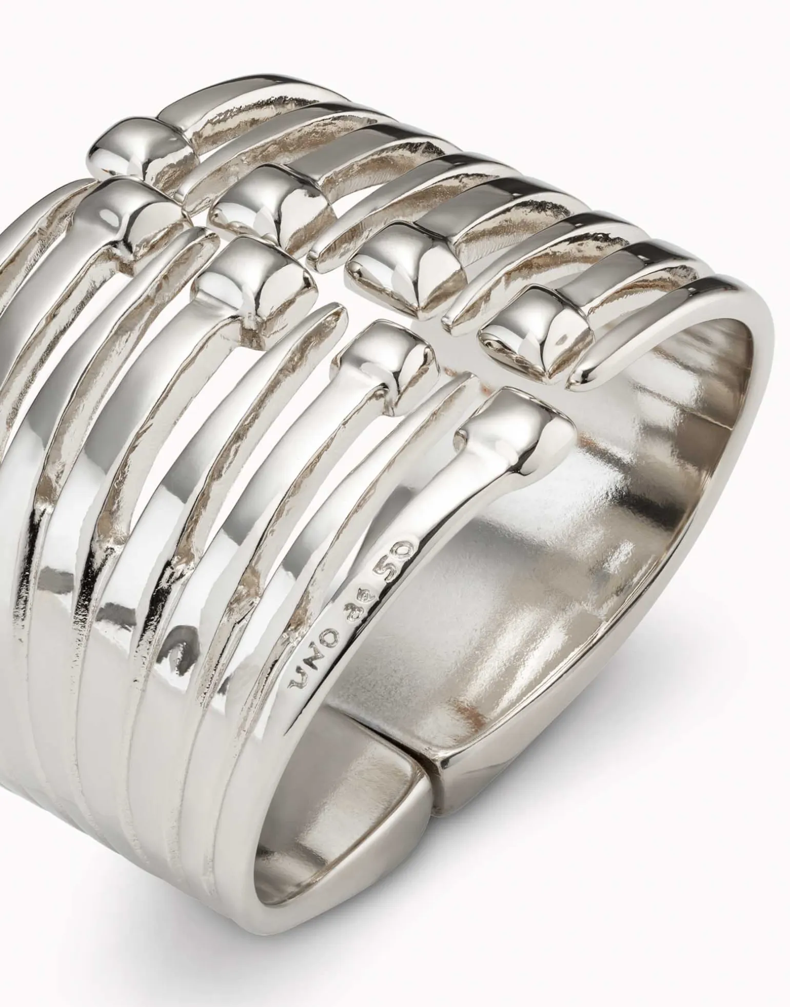Pulsera bañada en plata de ley con múltiples cabezas de clavo