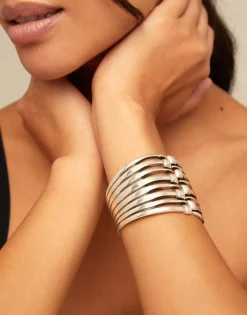 Pulsera bañada en plata de ley con múltiples cabezas de clavo