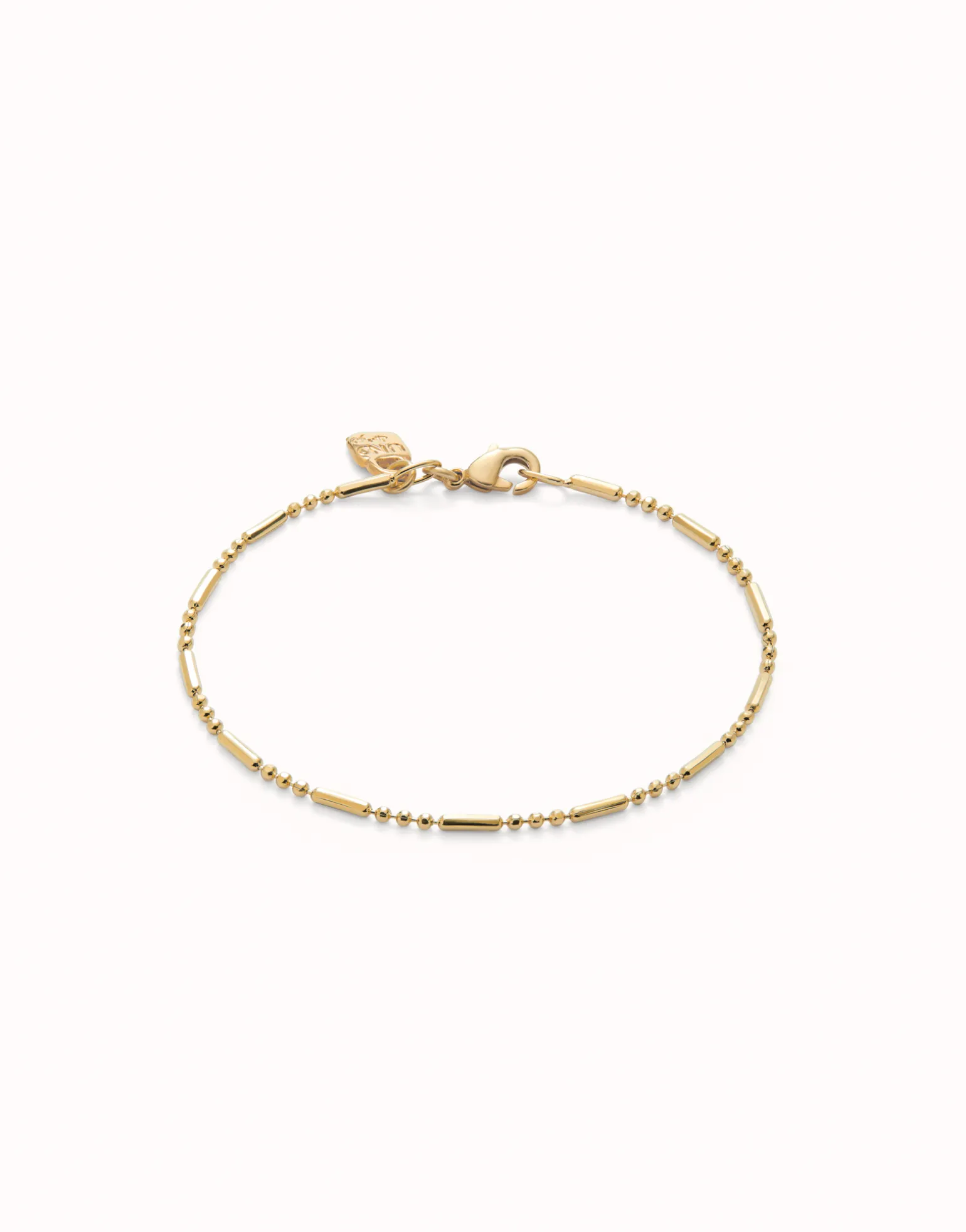 Pulsera con bolas y piezas alargadas bañada en oro 18k