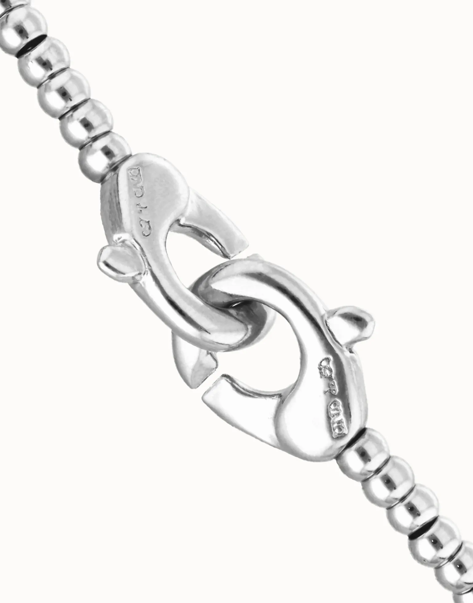 Pulsera de bolas pequeñas bañada en plata con mosquetón entrelazado