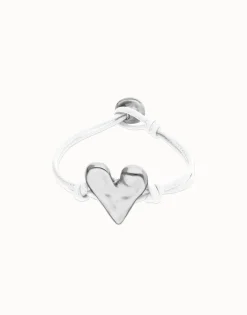 Pulsera de cuero blanco con detalle de corazón bañado en plata de ley