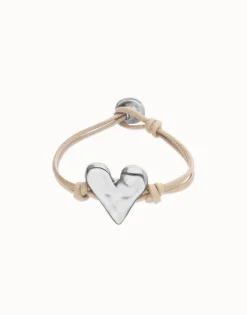 Pulsera de cuero camel con detalle de corazón bañado en plata de ley