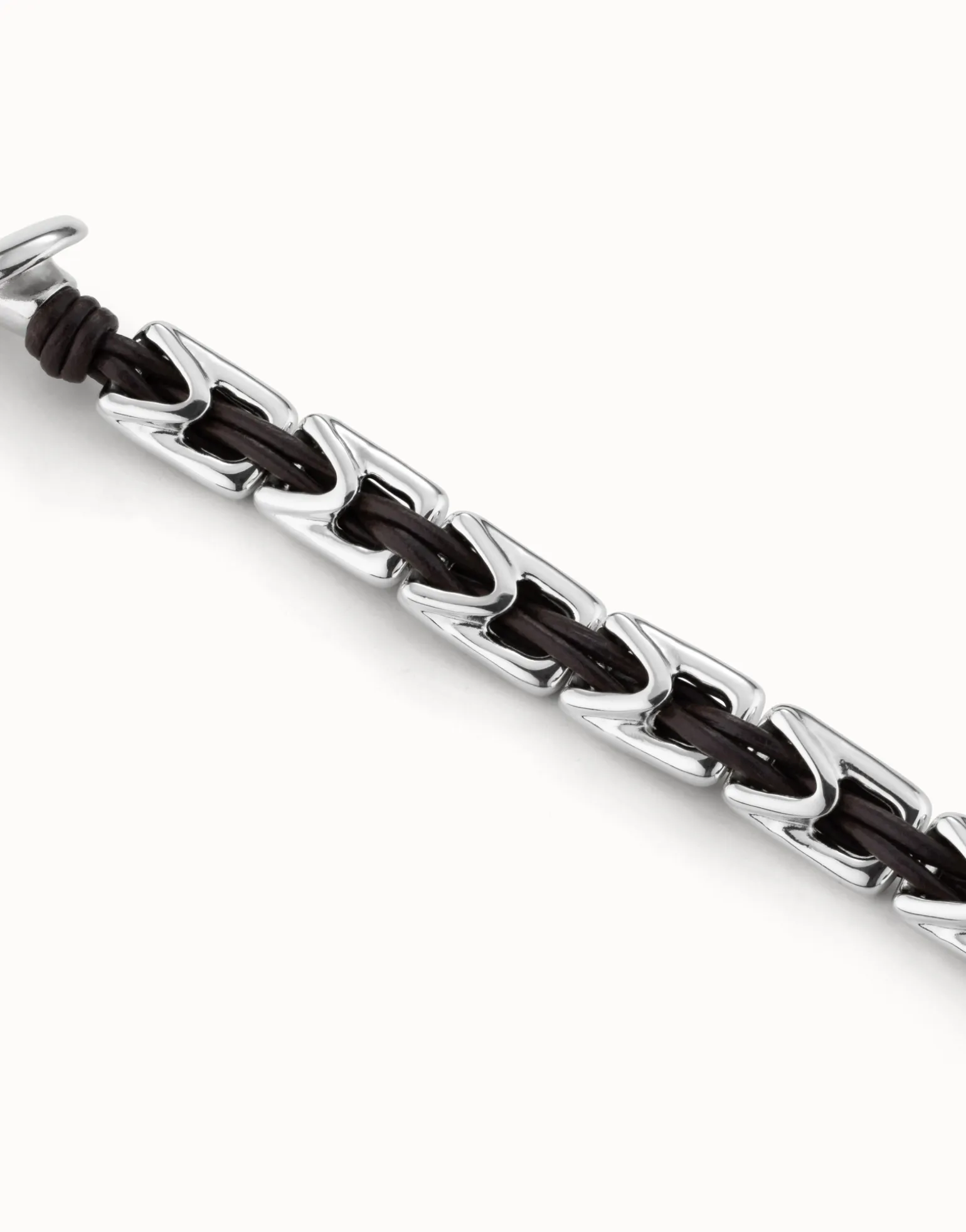 Pulsera de cuero con eslabones bañados en plata de ley