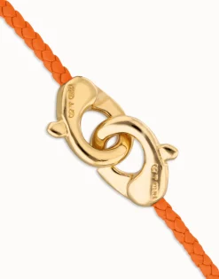 Pulsera de cuero naranja con mosquetón entrelazado en oro
