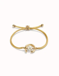 Pulsera de hilo camel con perla shell fornitura bañada en oro 18k.