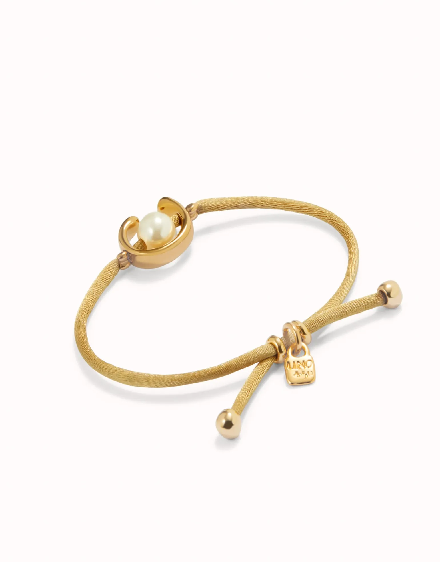 Pulsera de hilo camel con perla shell fornitura bañada en oro 18k.