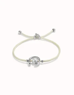 Pulsera de hilo crema con perla shell fornitura bañada en plata de ley.