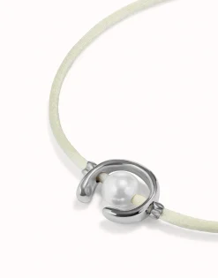 Pulsera de hilo crema con perla shell fornitura bañada en plata de ley.
