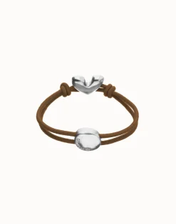 Pulsera de hilo elástico marrón con corazón bañado en plata de ley