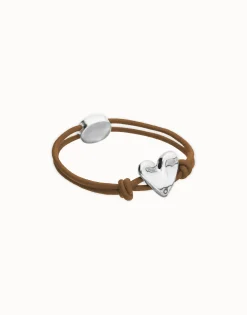 Pulsera de hilo elástico marrón con corazón bañado en plata de ley