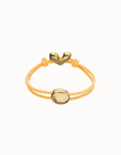 Pulsera de hilo elástico naranja con corazón bañado en oro 18k