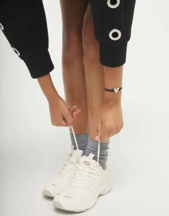 Pulsera de hilo elástico negro con corazón bañado en plata de ley