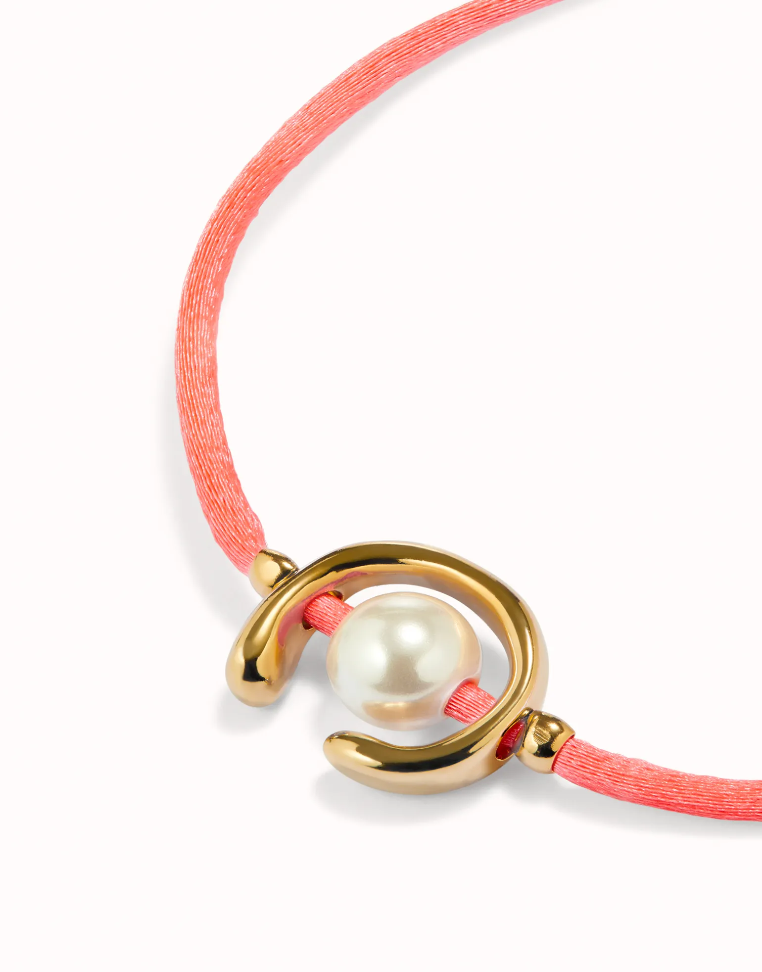 Pulsera de hilo fucsia con perla shell fornitura bañada en oro 18k.