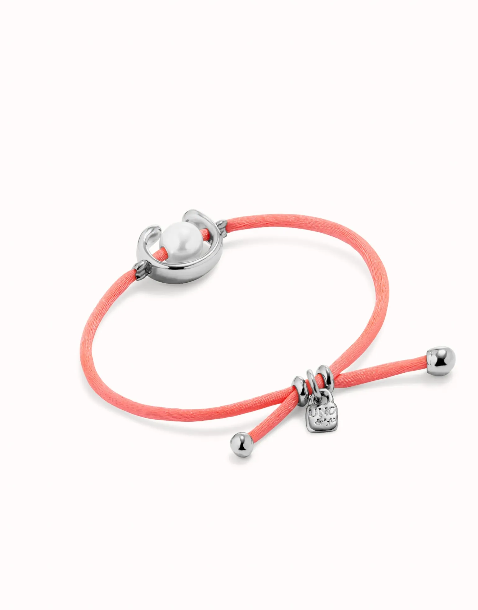 Pulsera de hilo fucsia con perla shell fornitura bañada en plata de ley.