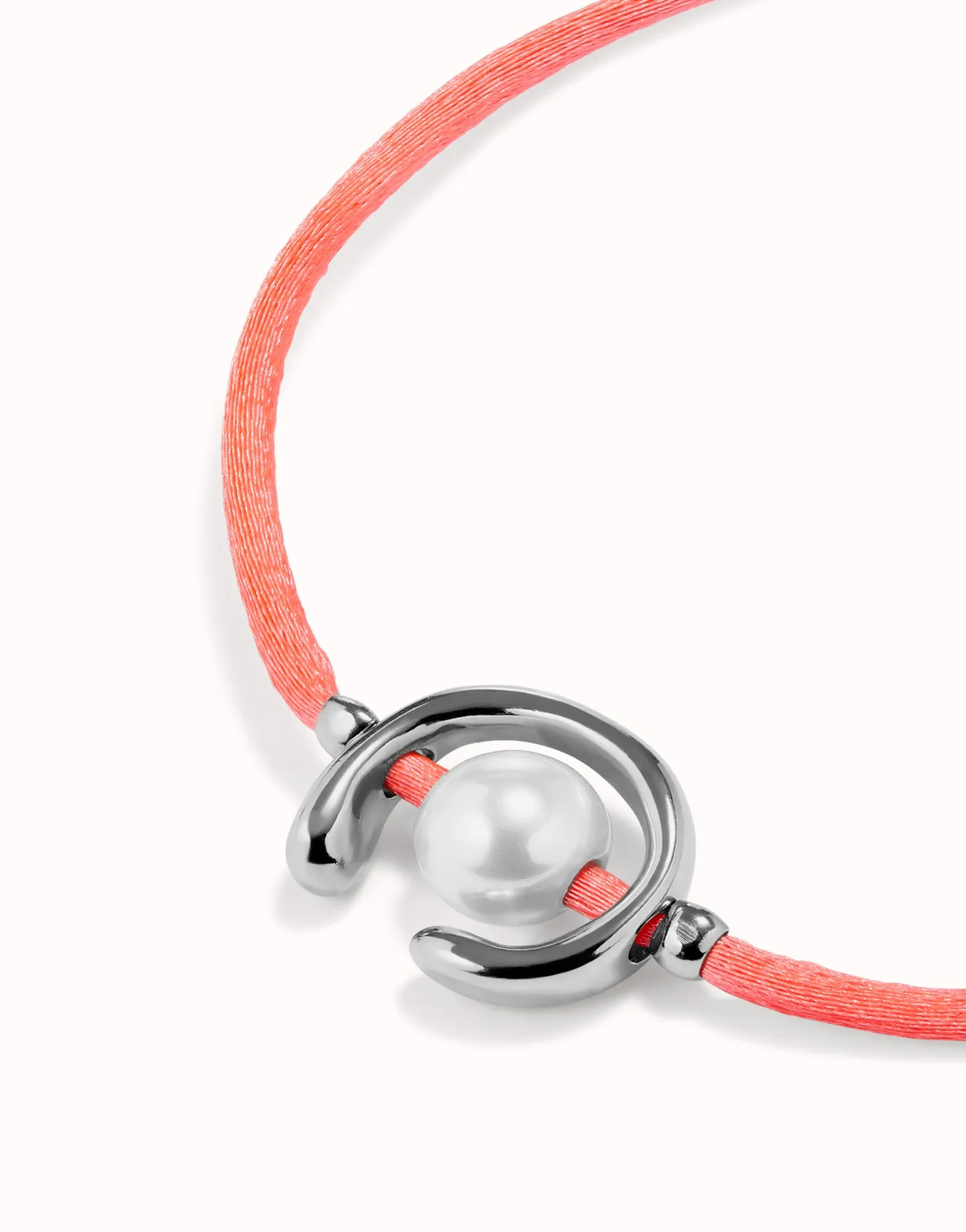 Pulsera de hilo fucsia con perla shell fornitura bañada en plata de ley.