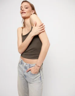 Pulsera de hilo malva con perla shell fornitura bañada en oro 18k.