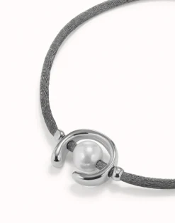 Pulsera de hilo negroso con perla shell fornitura bañada en plata de ley.