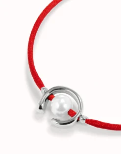 Pulsera de hilo rojo con perla shell fornitura bañada en plata de ley.