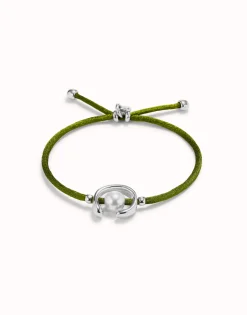 Pulsera de hilo verde oscuro con perla shell fornitura bañada en plata de ley.