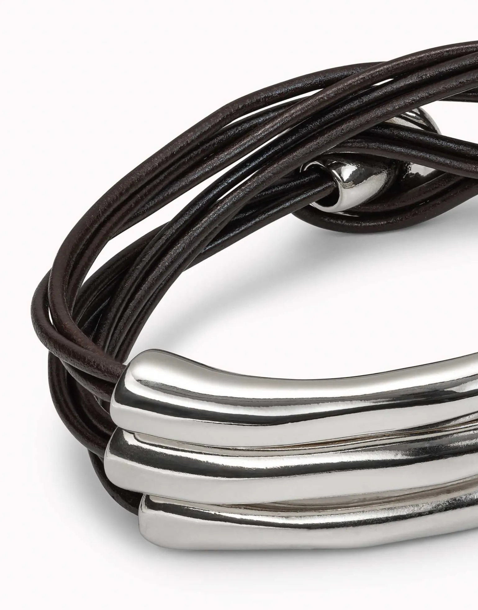 Pulsera de tres vueltas de cuero marrón y detalles bañados en plata de ley