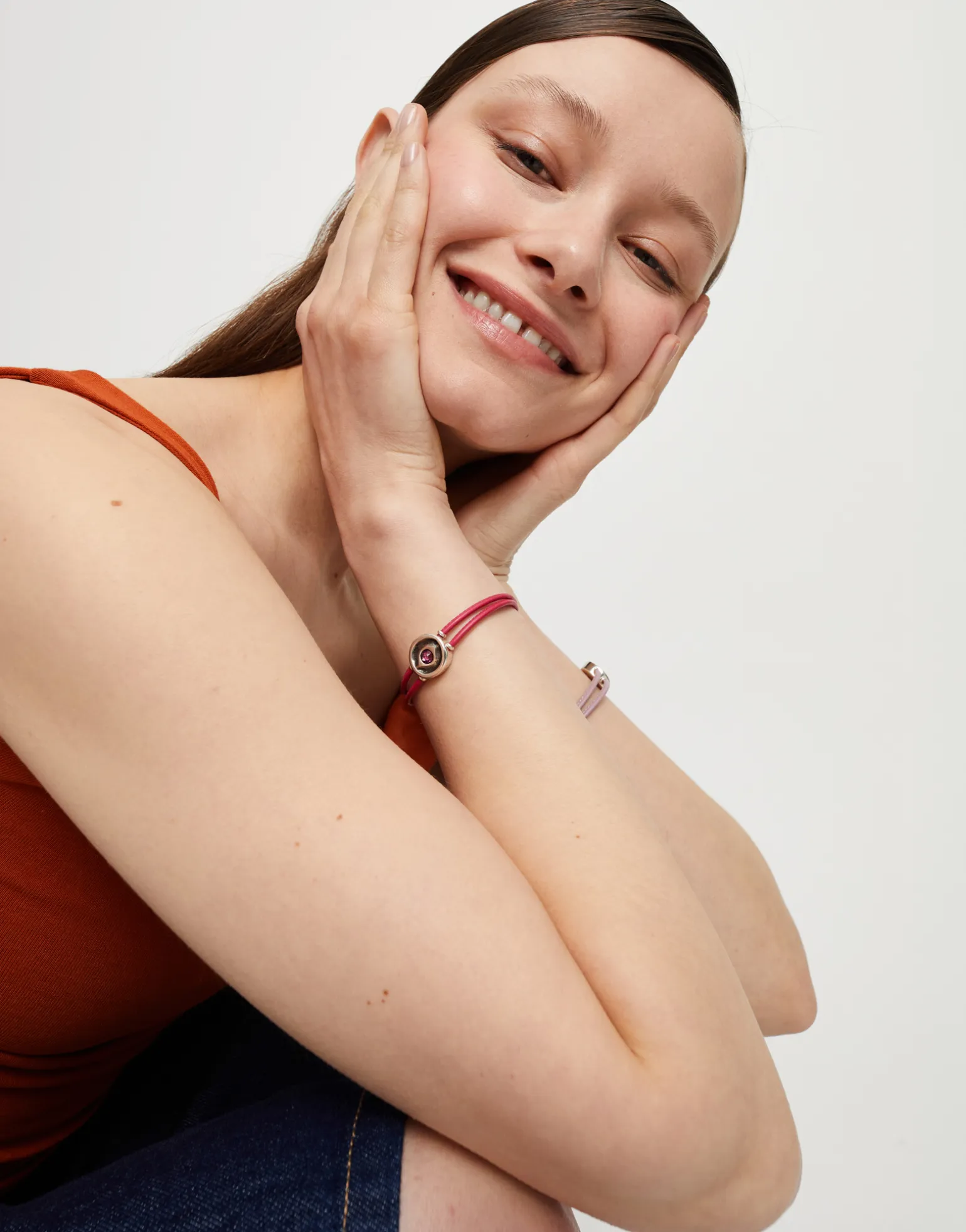 Pulsera doble de cuero lila con ojo bañado en plata de ley