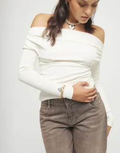 Pulsera en hilo de seda y cuero camel con corazón bañado en plata