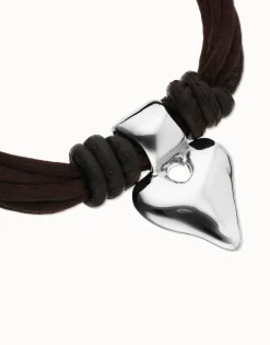 Pulsera en hilo de seda y cuero marrón con corazón bañado en plata